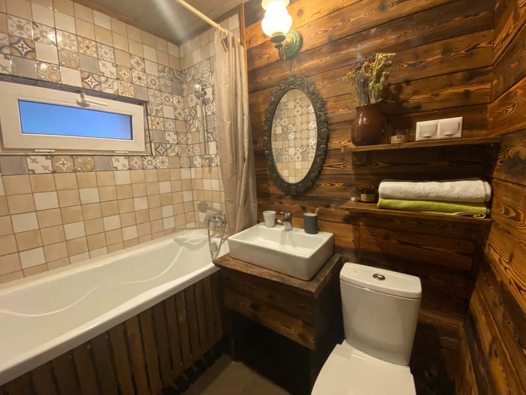 Барнхаус на горе с видом на море