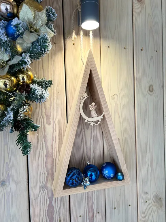 Светлый домик на опушке леса