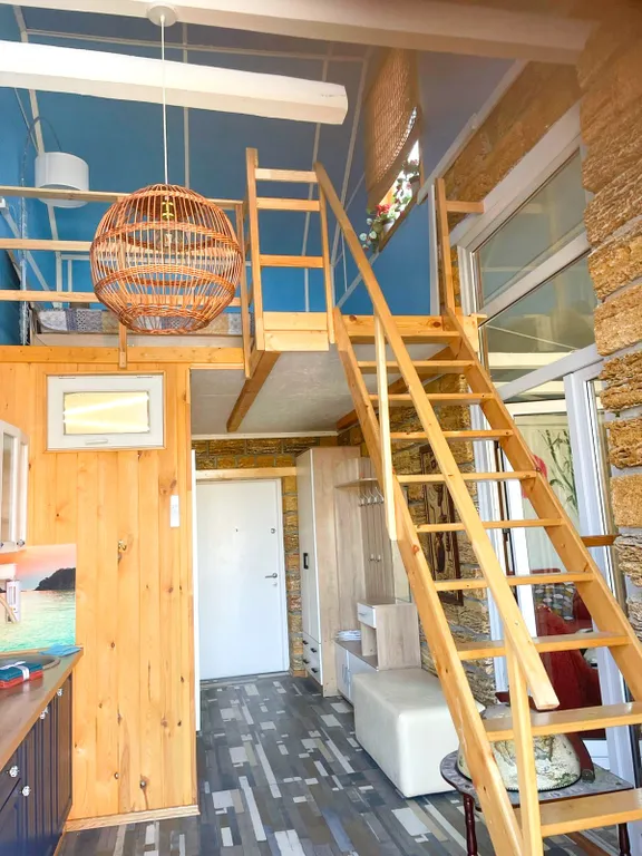 Дом с подогреваем бассейном, зоной отдыха в самом центре Новороссийска