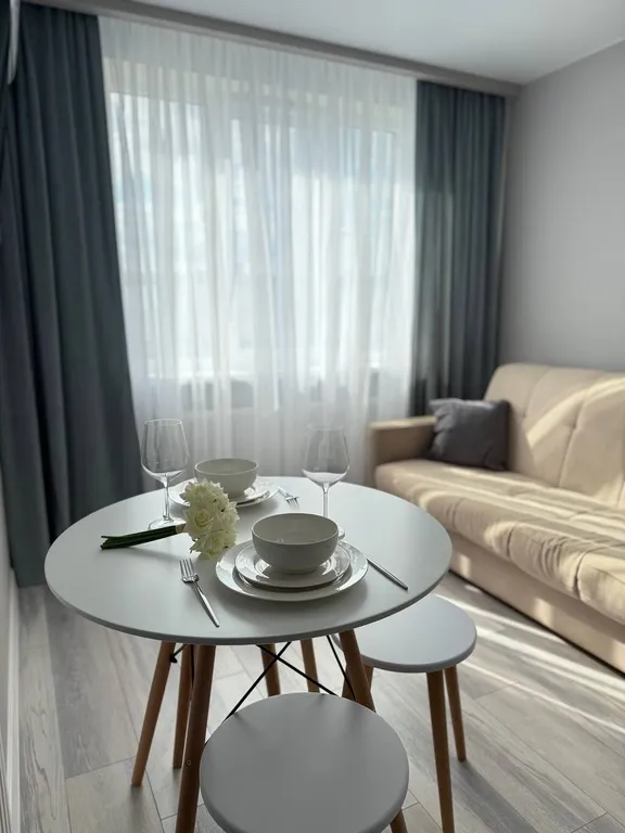 Студия с панорамными окнами и атмосферным видом