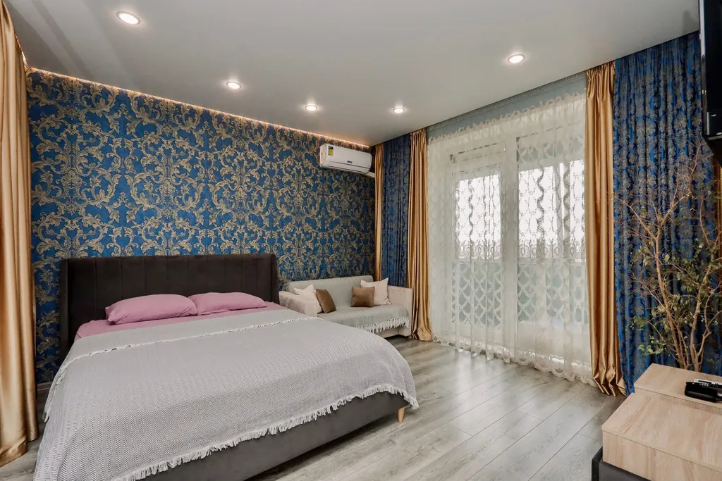 Очень прocторнaя кваpтира c бaлкoнoм