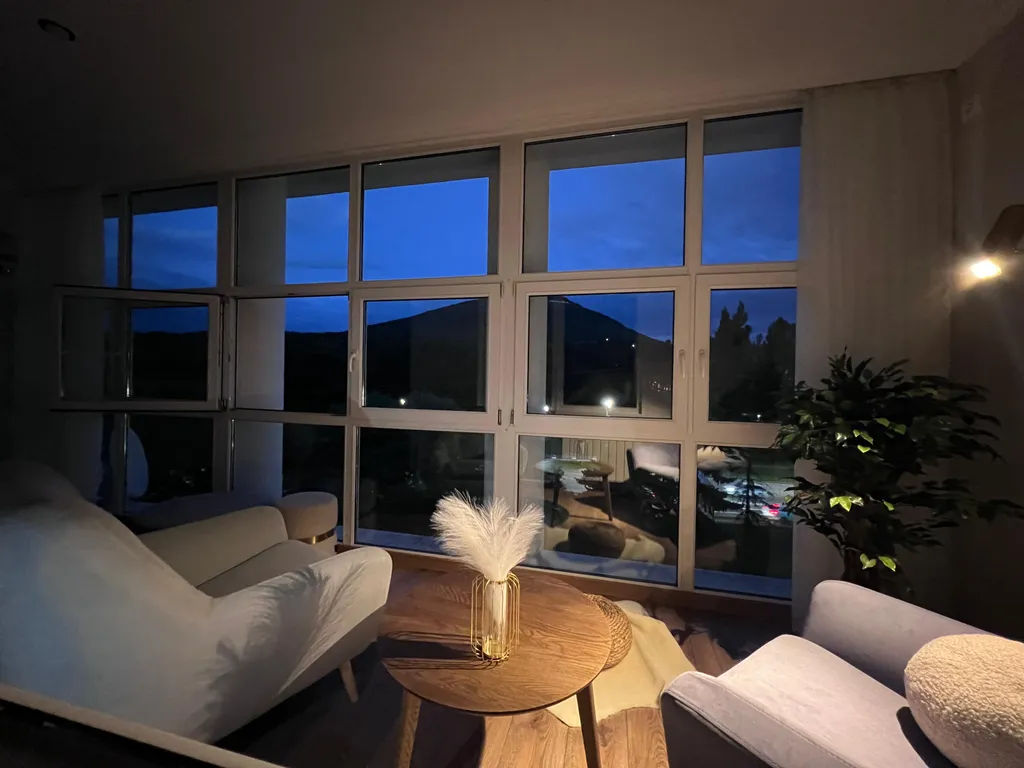 Стильная двухкомнатная квартира с видом на Машук