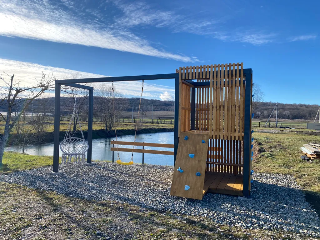 Домик с панорамными окнами и беседкой