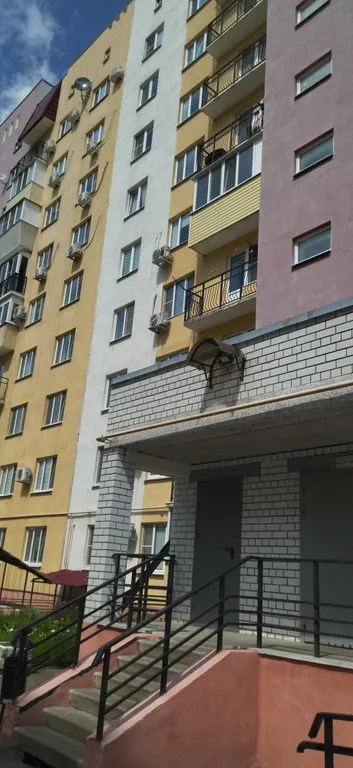 Сдаю однушку в новостройке - диван и кровать. Ждем вас.