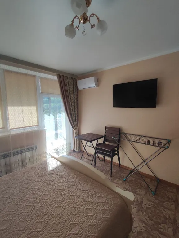 Четырёхместный улучшенный с балконом и видом на Медведь гору