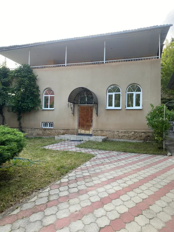 Отдельный большой дом в курортной зоне, с беседкой и мангалом.