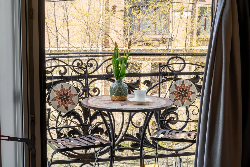 Четырехкомнатная квартира с бaлкoнoм в цeнтрe