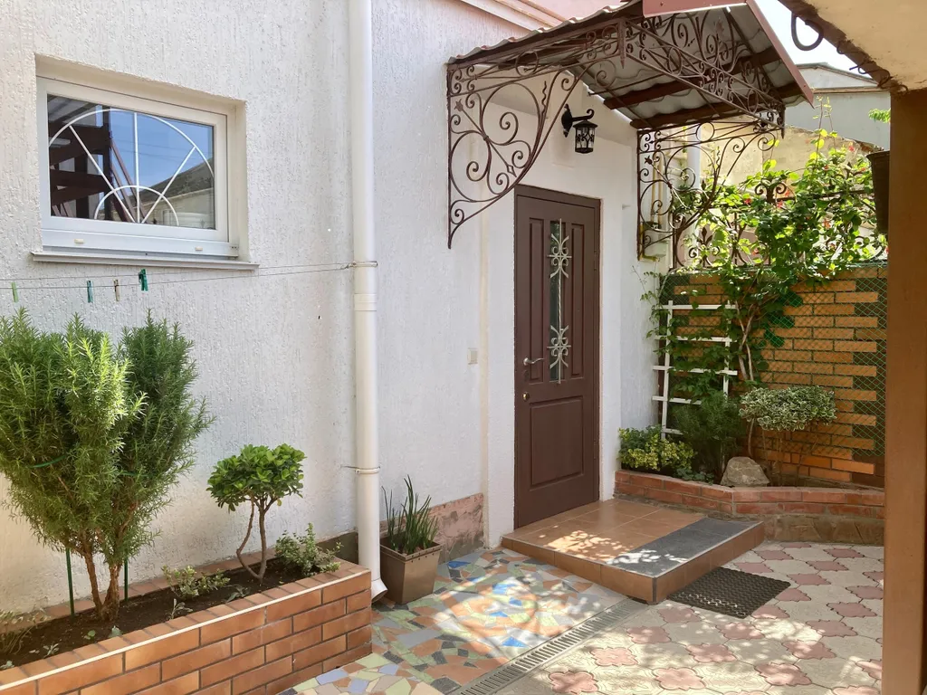 Уютная комната-люкс с балконом в частном доме