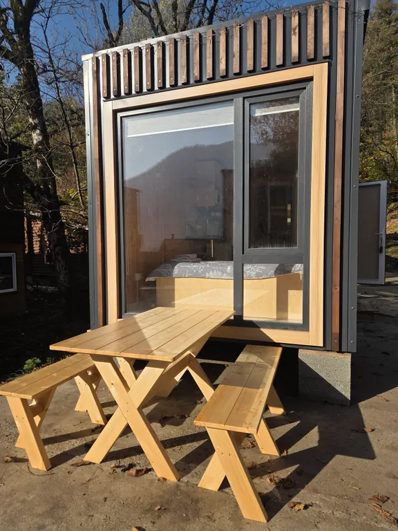 Тёплый домик в лесу с видом на горы