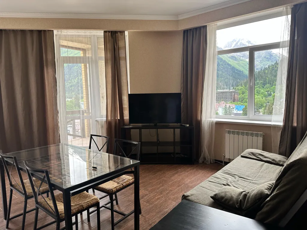 Евротрешка в самом центре с видом на канатку и горы