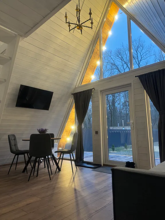 Домик афрейм в дубовом лесу