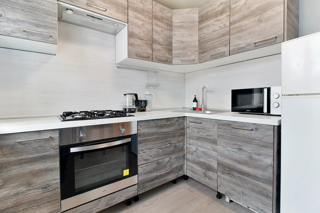 Стильная студия с балконом в самом центре