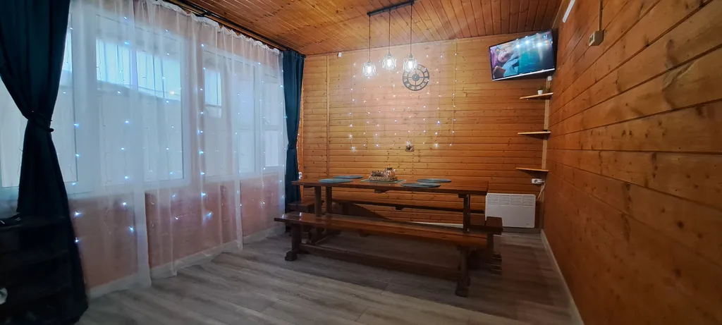 Домик у пруда с тёплым бассейном