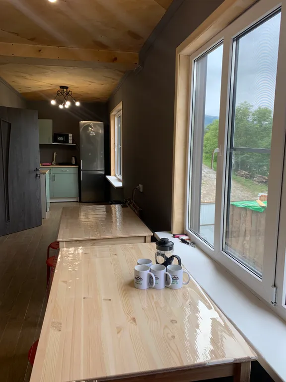 Дом на берегу реки с бассейном и видом