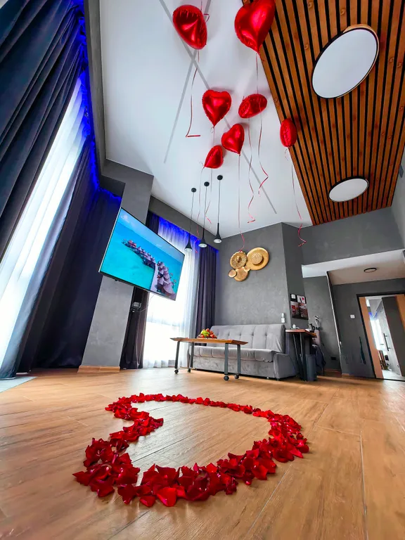 Апартаменты с большой джакузи и камином