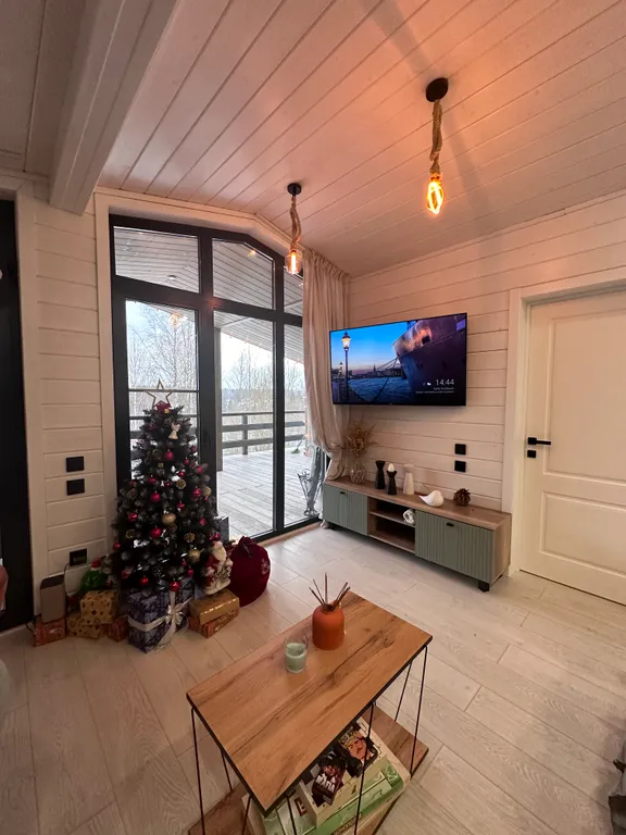 Дом в облаках у леса