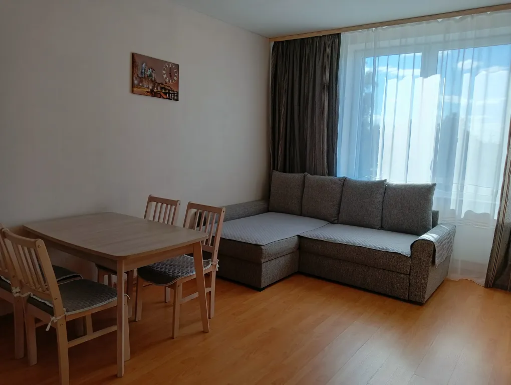 Квартира с видом из окна на покровскую башню и реку великую