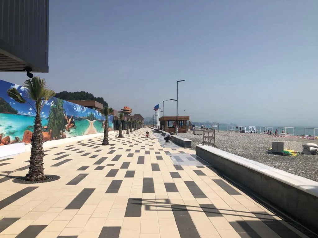 Ретро студия с панорамными окнами с видом на море, бассейн