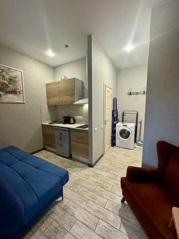 Студия с выделенной спальней и балконом в центре