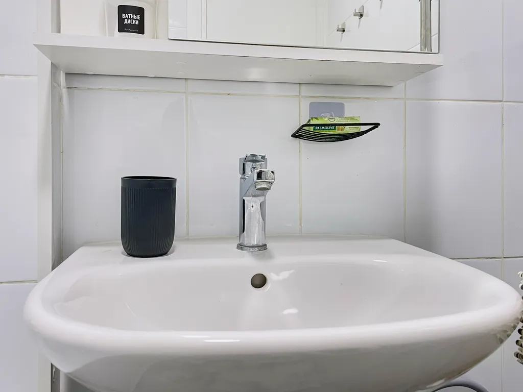 Уютная светлая трешка кухня отдельно, 2 балкона