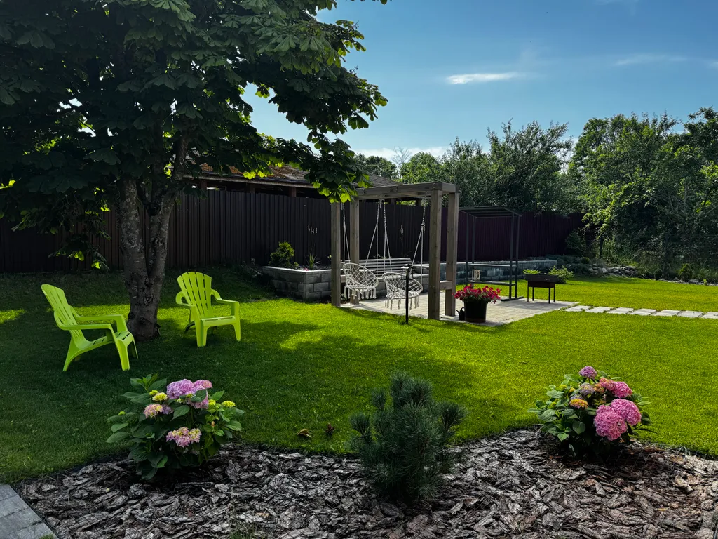 Дом на берегу озера и моря