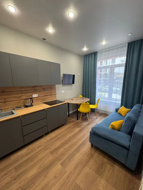 Уютная новая квартира с дизайнерским ремонтом с изолированной спальней