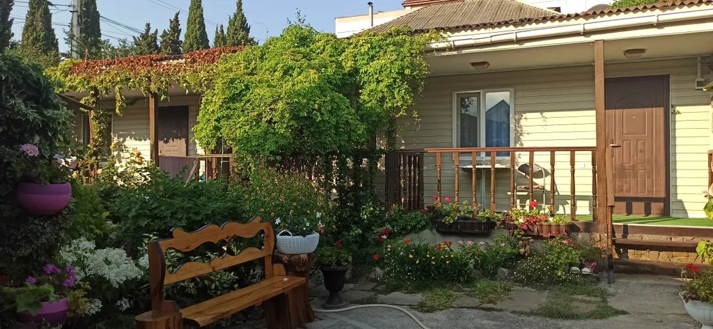 Квартира Уютный домик в цветах у Людмилы — аренда посуточно в Малореченское