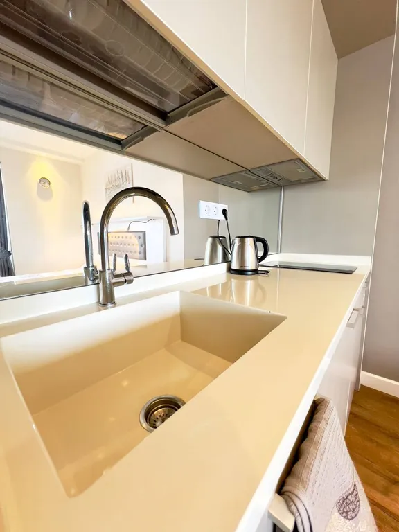 Alliance Palace, вид на старый город, море и горы