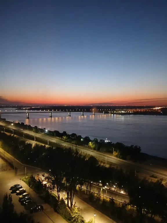 Жизнь с видом реку: огромная лоджия с панорамным остеклением в пол!