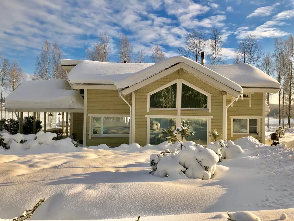 Коттедж с 6 спальнями, сауной и камином