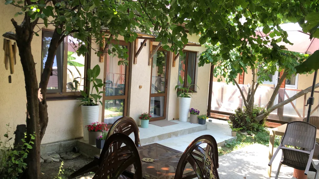 Уютный номер в новом домике в саду (левая сторона)