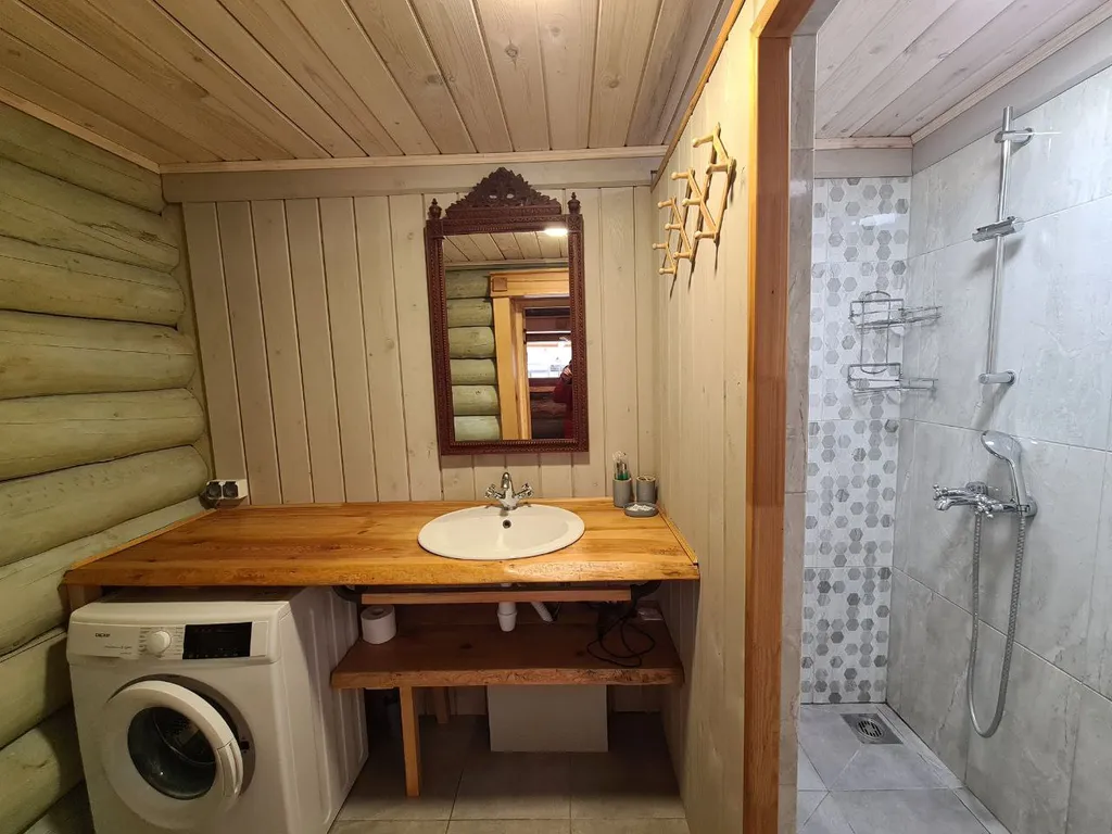 Уютный дом на лесном участке у озера, рядом с городом