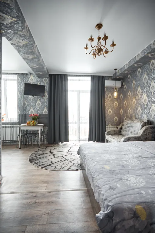 Студия с кованным балконом в историческом центре