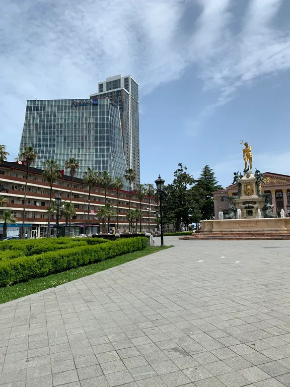 Квартир в старом Батуми, в районе Драматического театра, с большим балконом