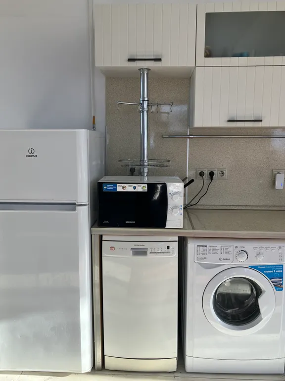 Трехэтажный коттедж с бассейном на берегу Волги