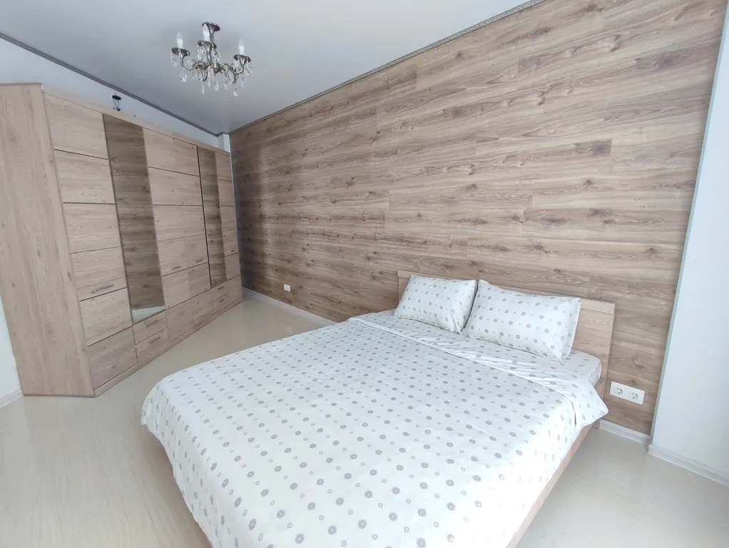 Современная уютная квартира с камином