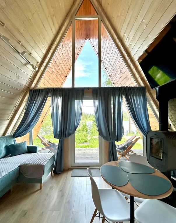 Стильный А-фрейм на берегу озера