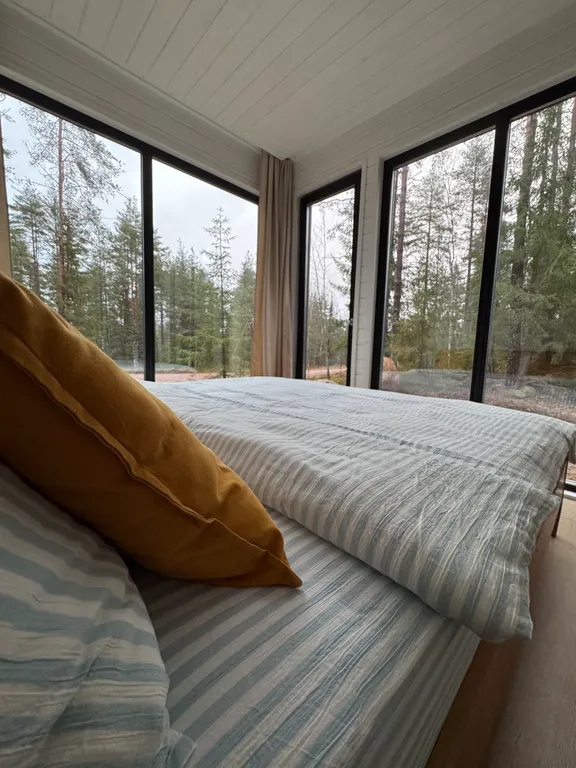 Дом в лесу рядом с озером