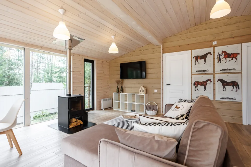 Красивый дом в ёлках