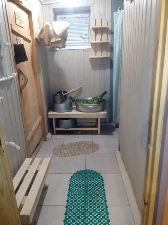 Дом с баней и детской площадкой, рядом лес и горы