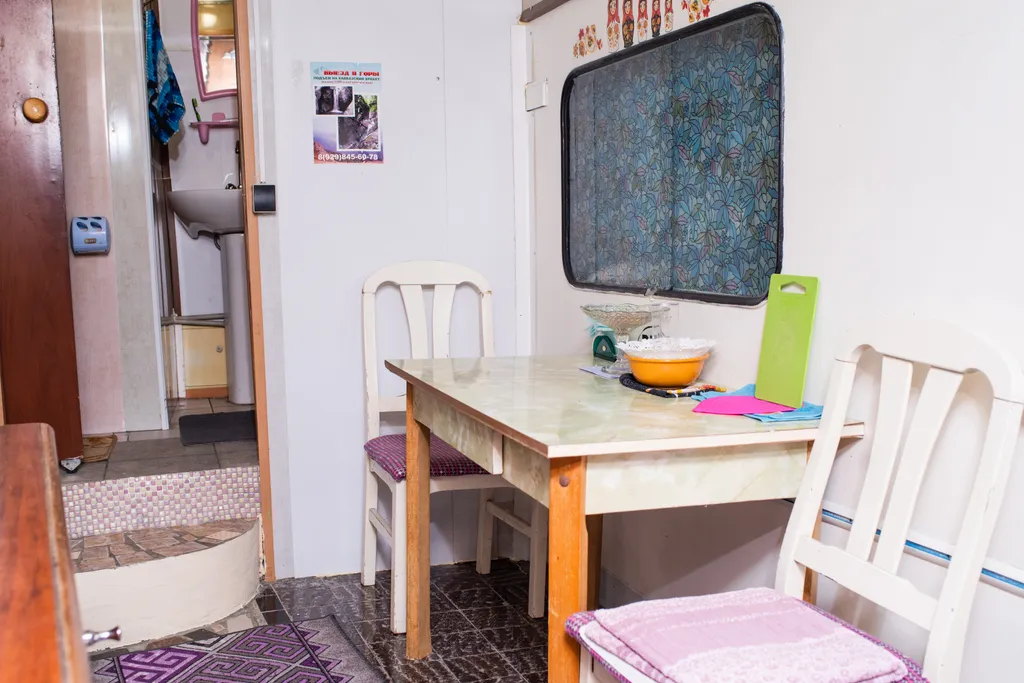 Уютный домик-трейлер в красивом саду