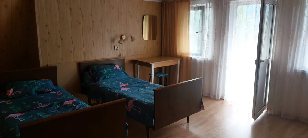 Уютный дом с камином на опушке леса