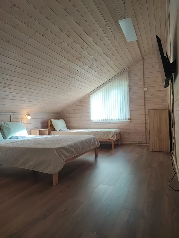 Просторный деревянный коттедж, половина дома 2 этажа 4п