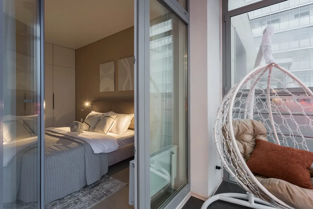 Современная трешка с видом на озеро и каминным залом