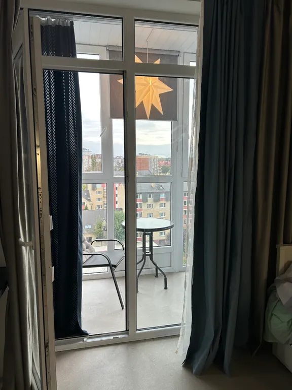 Студия с видом на город