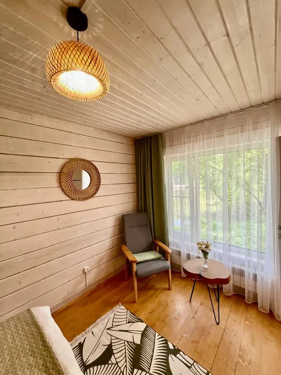 Просторный новый дом на берегу озера у родника