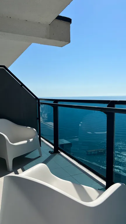 Апартамент с панорамной ванной рядом с морем