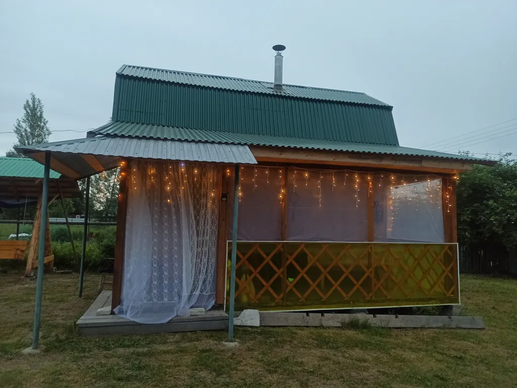 Уютный домик рядом с озером в природном тихом месте