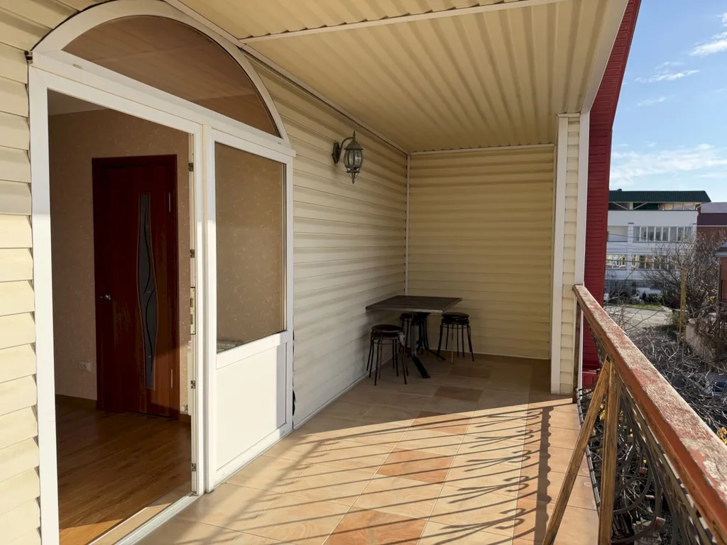 Дом с террасами и видом на море, рядом с центром