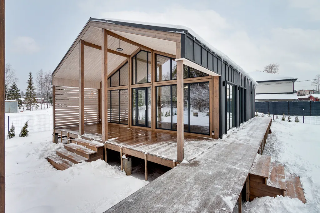 Уютный дом с панорамными окнами и видом на лес